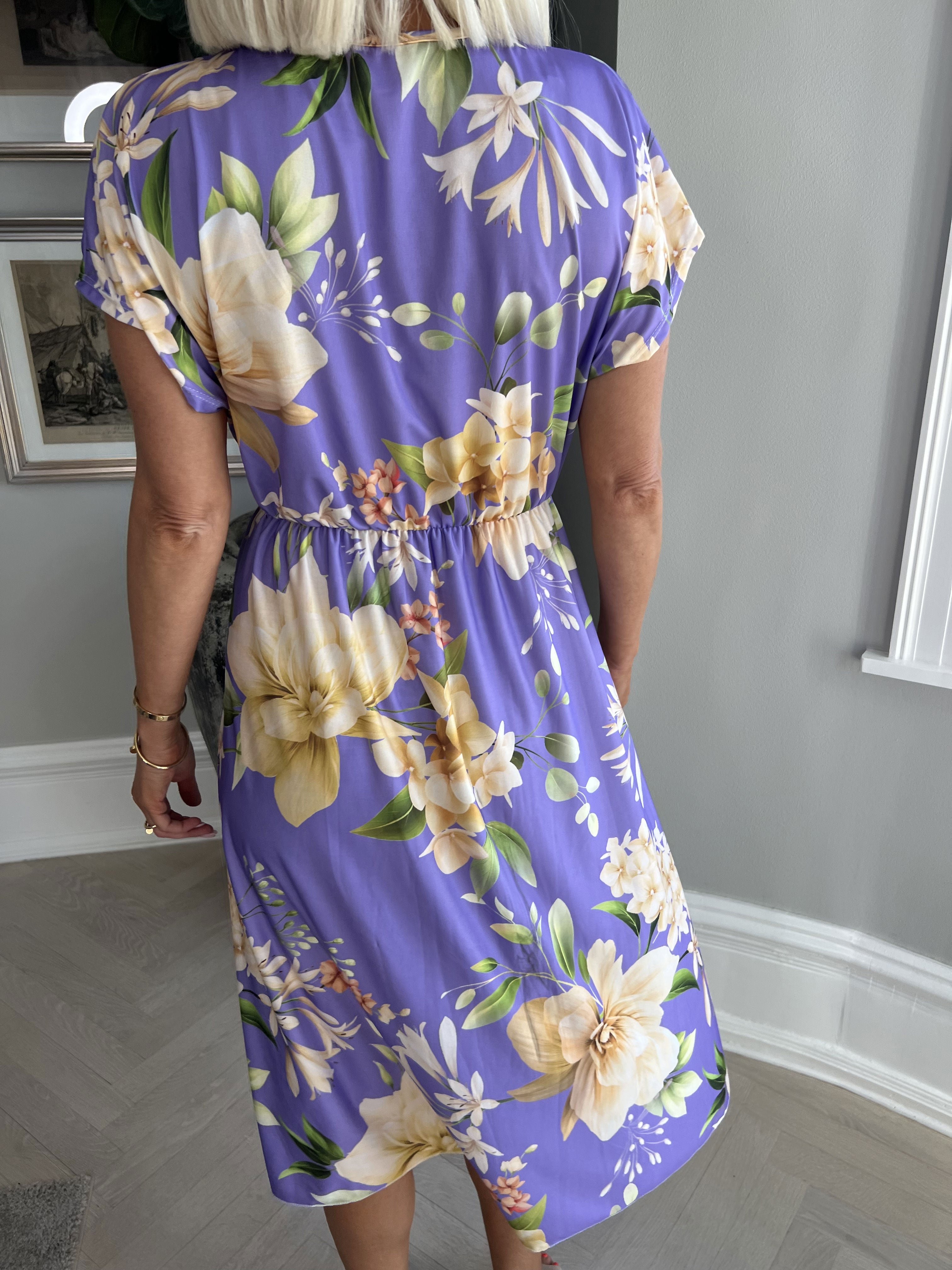 Aija - Sød blomstret kjole med elastik i taljen